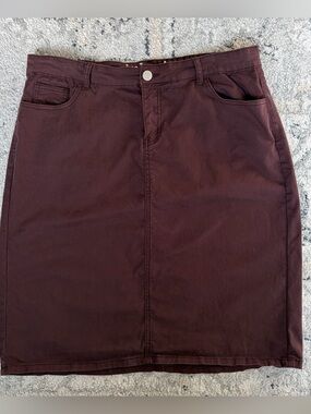 Classic Pencil Skirt in Deep Wine